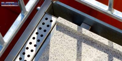 Regenrinne an Mineralit Balkonplatte